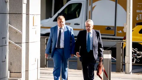 The former chairman of Correos and former chief of staff to Pedro Sanchez in the PSOE, Juan Manuel Serrano (left), on his arrival at the National High Court to verify the data extracted from his mobile phone as part of the investigations into the ‘Leire Diez case’, on 18 August, 2026 in Madrid, Spain. The former chairman of Correos and former chief of staff to Pedro Sanchez in the PSOE, Juan Manuel Serrano (left), on his arrival at the National High Court to verify the data extracted from his mobile phone as part of the investigations into the ‘Leire Diez case’, on 18 August, 2026 in Madrid, Spain.