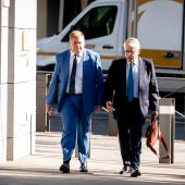 The former chairman of Correos and former chief of staff to Pedro Sanchez in the PSOE, Juan Manuel Serrano (left), on his arrival at the National High Court to verify the data extracted from his mobile phone as part of the investigations into the ‘Leire Diez case’, on 18 August, 2026 in Madrid, Spain.