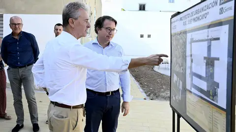 El concejal de Urbanismo, Juan Giner, visita las obras de urbanización del PAI, donde se ha eliminado la "acera de la muerte" de Sant Vicent y se prevé la construcción de 200 viviendas El concejal de Urbanismo, Juan Giner, visita las obras de urbanización del PAI, donde se ha eliminado la "acera de la muerte" de Sant Vicent y se prevé la construcción de 200 viviendas