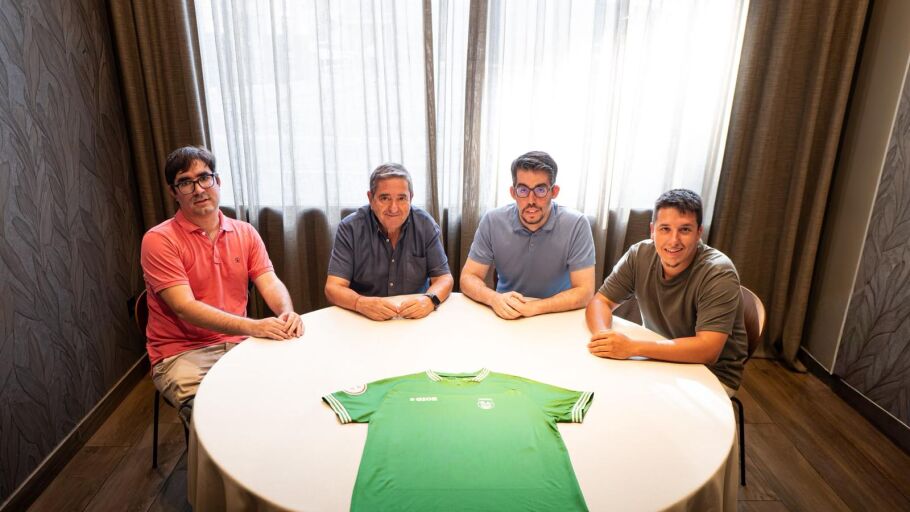 Miguel &aacute;ngel Maeztu, Esteban Iturbe y Aar&oacute;n Ortiz le acompa&ntilde;an en la nueva Junta Directiva