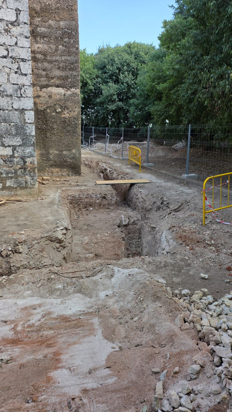 Carcaixent descubre restos de un cementerio medieval y una calzada romana en la ermita de Ternils Carcaixent descubre restos de un cementerio medieval y una calzada romana en la ermita de Ternils