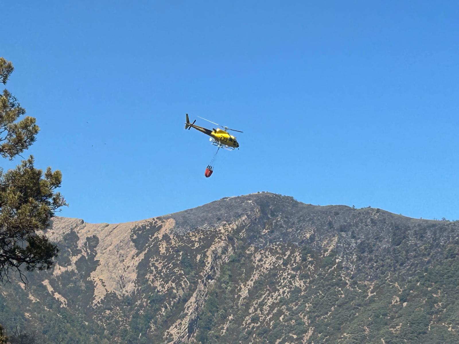El calor y el viento condicionarán la extinción del incendio de Las Peñas de Riglos El calor y el viento condicionarán la extinción del incendio de Las Peñas de Riglos