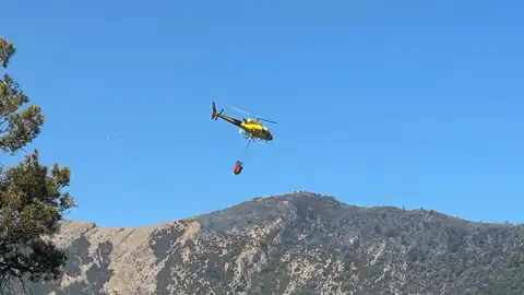 Una treintena de medios aéreos trabajan en el incendio forestal Una treintena de medios aéreos trabajan en el incendio forestal