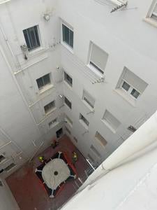 Se intenta lanzar desde un quinto piso en Alicante al sorprender a su pareja con otro hombre Se intenta lanzar desde un quinto piso en Alicante al sorprender a su pareja con otro hombre