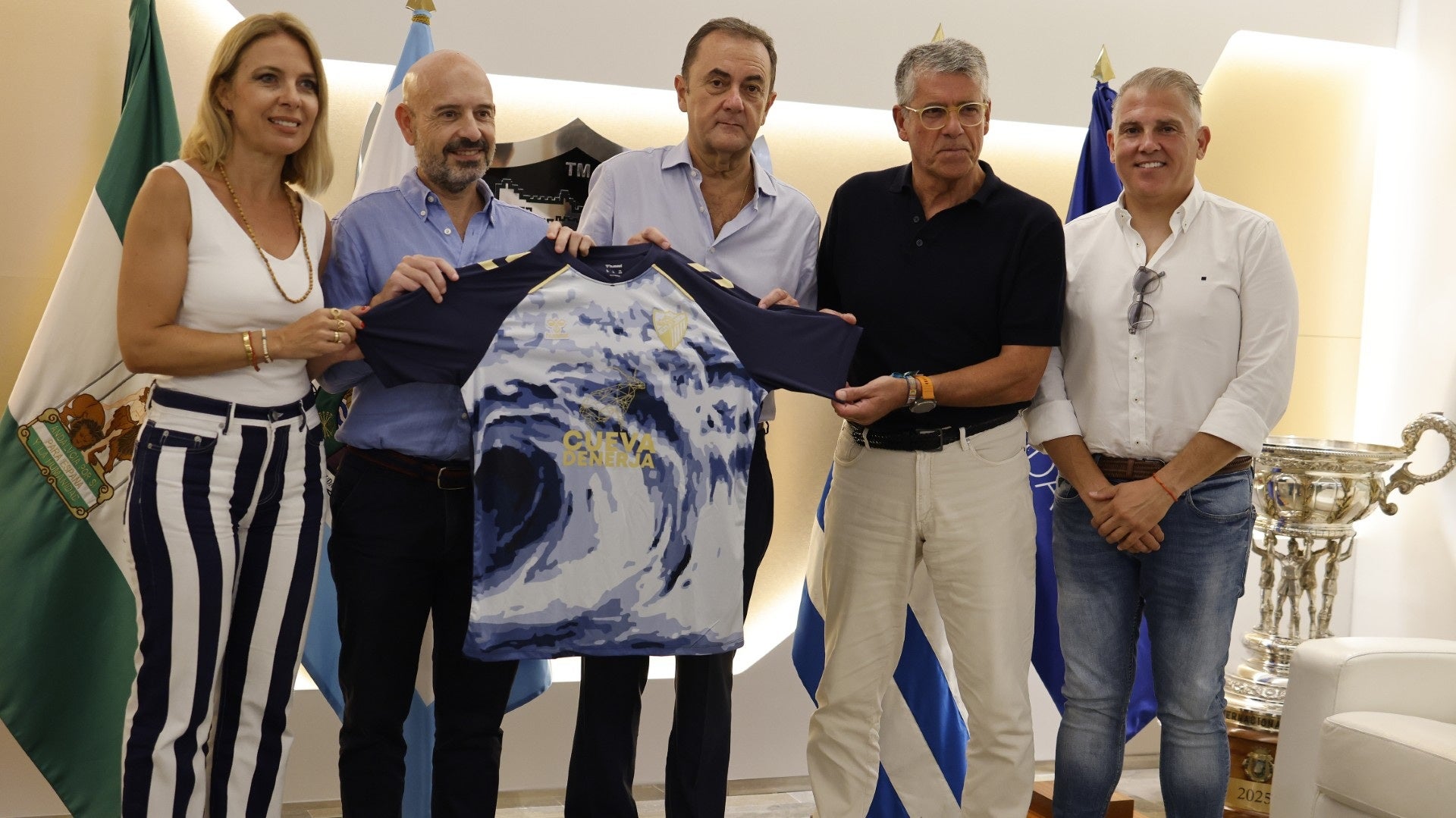 La Cueva de Nerja vuelve a destacar en la camiseta prematch del Málaga Club de Fútbol esta temporada 2026/27 La Cueva de Nerja vuelve a destacar en la camiseta prematch del Málaga Club de Fútbol esta temporada 2026/27