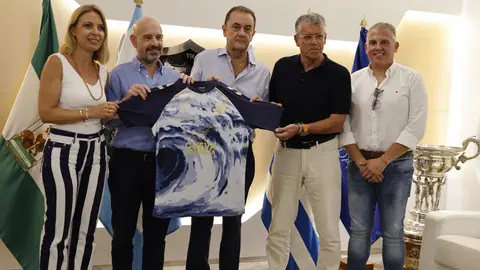 La Cueva de Nerja vuelve a destacar en la camiseta prematch del Málaga Club de Fútbol esta temporada 2026/27 La Cueva de Nerja vuelve a destacar en la camiseta prematch del Málaga Club de Fútbol esta temporada 2026/27