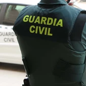 Un agente de la Guardia Civil, de espaldas, junto a un vehículo oficial. Un agente de la Guardia Civil, de espaldas, junto a un vehículo oficial.