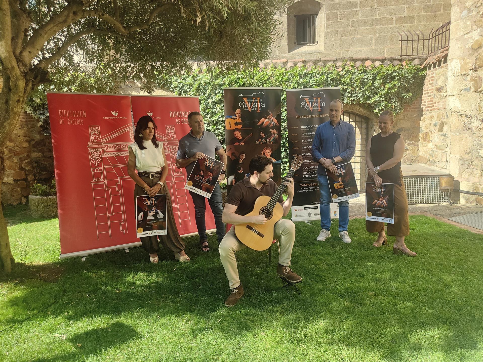 El VI Festival Internacional de Guitarra ofrece ocho conciertos en seis localidades de la provincia de Cáceres El VI Festival Internacional de Guitarra ofrece ocho conciertos en seis localidades de la provincia de Cáceres
