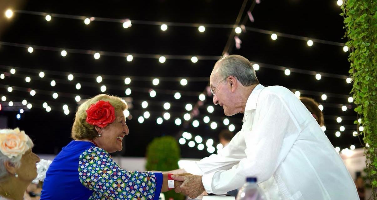 El alcalde bromea sobre sus 'clones' durante la Feria de Málaga: "Si fuera verdad, me encantaría" El alcalde bromea sobre sus 'clones' durante la Feria de Málaga: "Si fuera verdad, me encantaría"