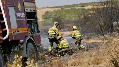 Los bomberos forestales continúan trabajando en el incendio de Las Peñas de Riglos Los bomberos forestales continúan trabajando en el incendio de Las Peñas de Riglos