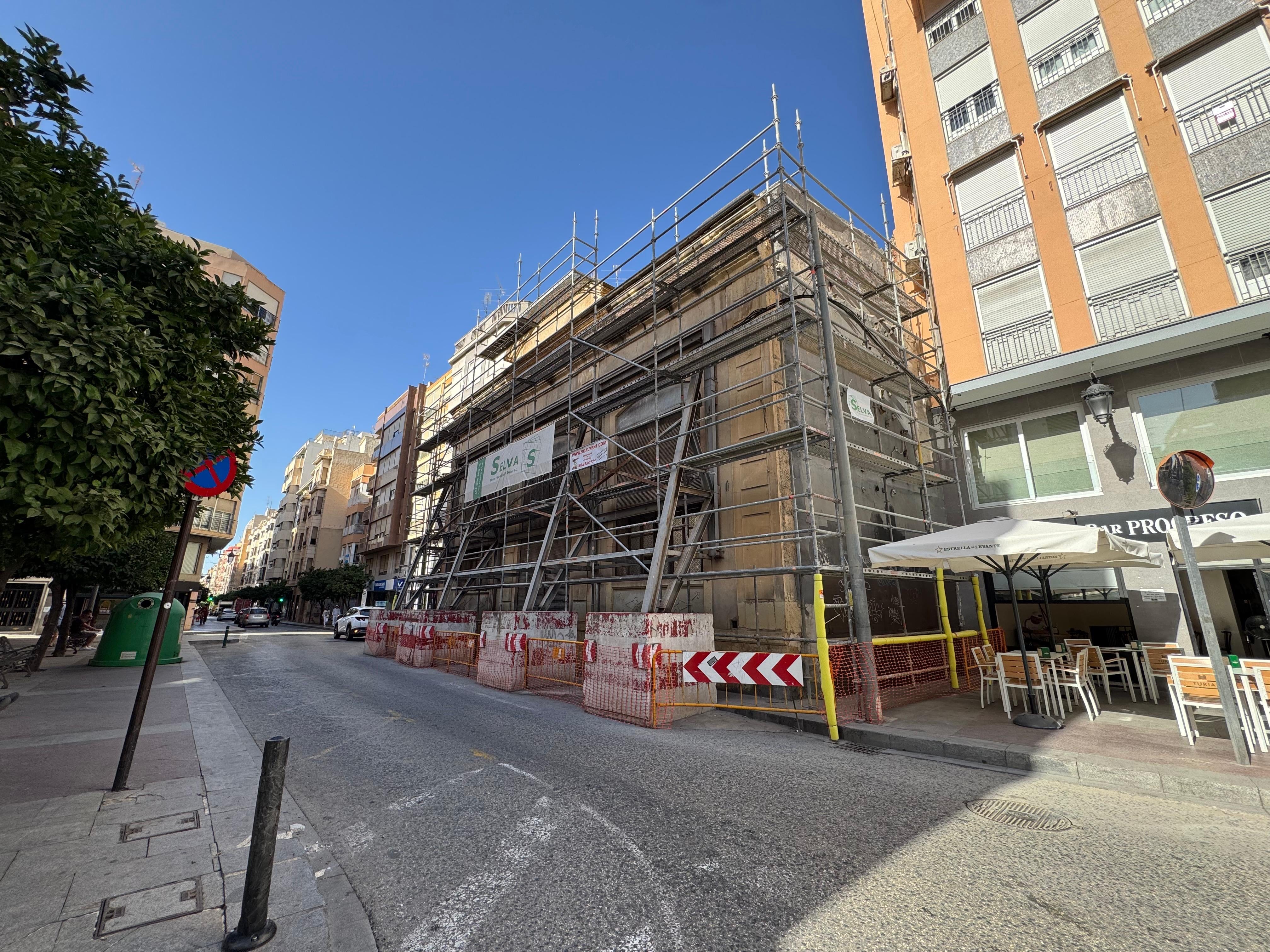 Esta semana comienza en Elche el desmontaje de la fachada protegida del edificio de Riegos El Progreso Esta semana comienza en Elche el desmontaje de la fachada protegida del edificio de Riegos El Progreso