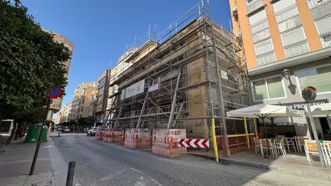 Edificio de Riegos El Progreso de Elche preparado para el inicio del desmontaje de su fachada protegida. Edificio de Riegos El Progreso de Elche preparado para el inicio del desmontaje de su fachada protegida.