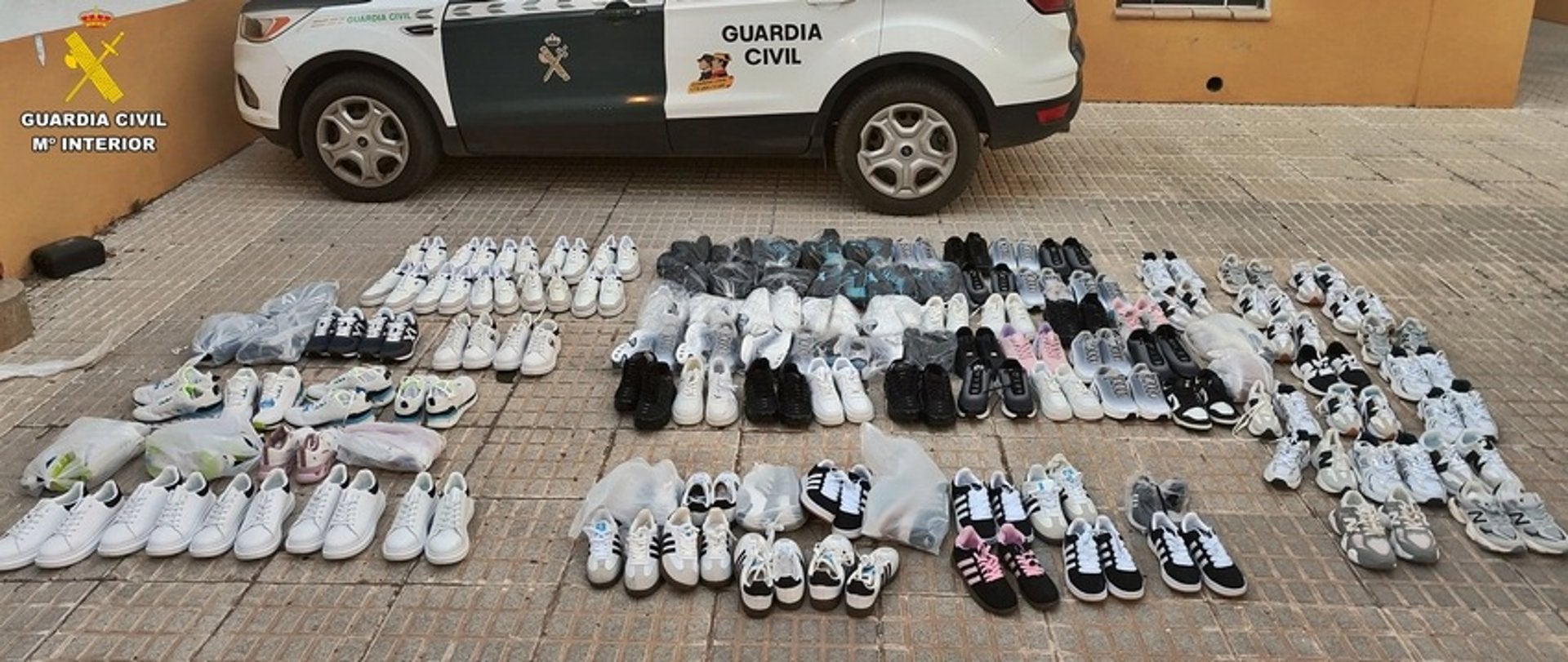 La Guardia Civil interviene más de cien pares de zapatos deportivos falsificados en Almendralejo La Guardia Civil interviene más de cien pares de zapatos deportivos falsificados en Almendralejo