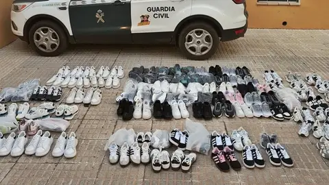 La Guardia Civil interviene más de cien pares de zapatos deportivos falsificados en Almendralejo La Guardia Civil interviene más de cien pares de zapatos deportivos falsificados en Almendralejo