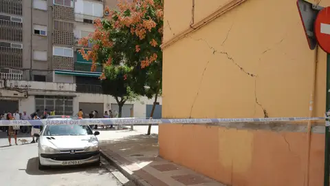 Imagen de archivo de daños producidos en una fachada tras uno de los terremotos en Granada Imagen de archivo de daños producidos en una fachada tras uno de los terremotos en Granada