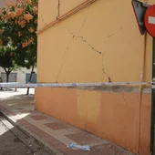 Imagen de archivo de daños producidos en una fachada tras uno de los terremotos en Granada Imagen de archivo de daños producidos en una fachada tras uno de los terremotos en Granada