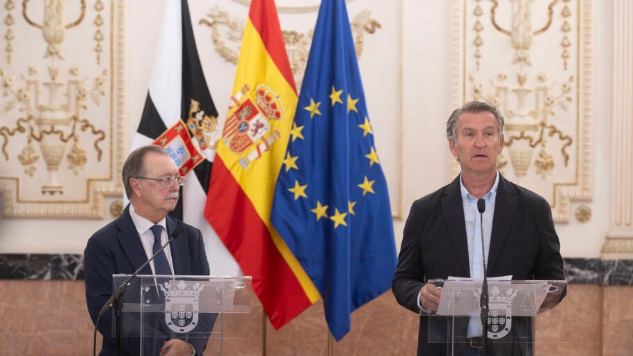 Alberto N&uacute;&ntilde;ez Feij&oacute;o y el presidente de Ceuta, Juan Jes&uacute;s VivasMarcos Moreno / Europa Press