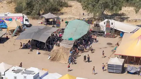Numerosas personas y vehículos permanecen en la fiesta en La Granja, que se va desalojando escalonadamente Numerosas personas y vehículos permanecen en la fiesta en La Granja, que se va desalojando escalonadamente