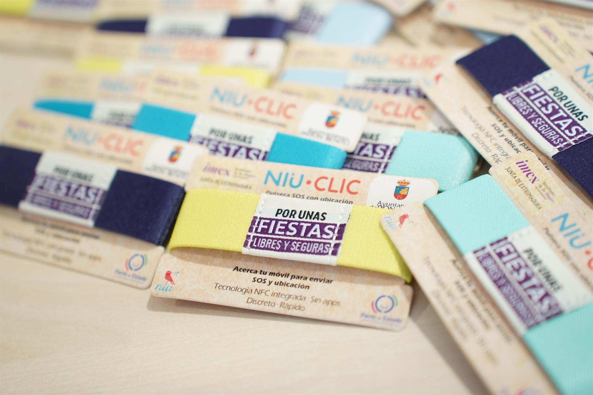 El IMEX reparte en Don Benito 2.000 pulseras que alertan ante situaciones de peligro y violencia contra las mujeres El IMEX reparte en Don Benito 2.000 pulseras que alertan ante situaciones de peligro y violencia contra las mujeres