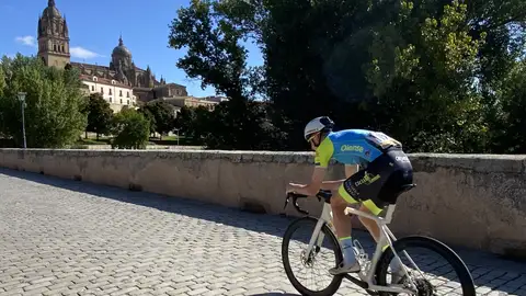 Un ciclista cruza el capitalino Puente Romano en la ronda del año pasado Un ciclista cruza el capitalino Puente Romano en la ronda del año pasado