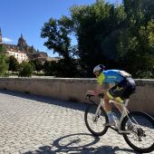 Un ciclista cruza el capitalino Puente Romano en la ronda del año pasado