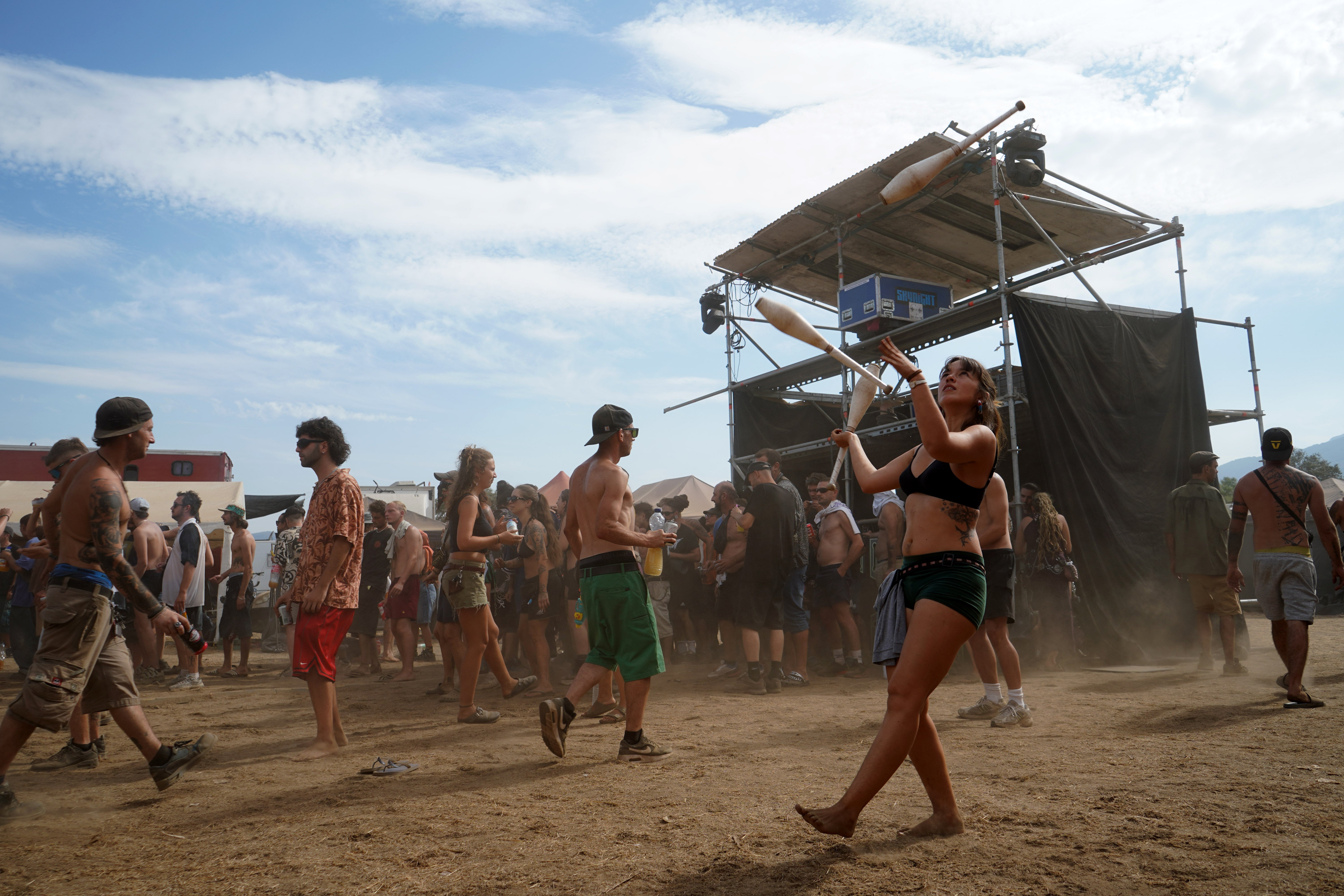 La rave ilegal de La Granja llega a su fin tras reunir a 3.000 personas y más de 1.000 vehículos La rave ilegal de La Granja llega a su fin tras reunir a 3.000 personas y más de 1.000 vehículos