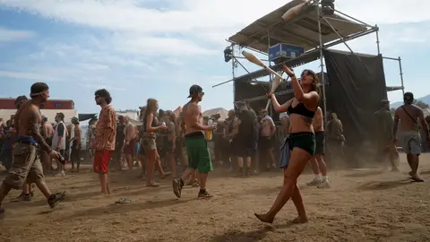 Asistentes a la rave ilegal de La Granja, la cual ha llegado a reunir a 3.000 personas y más de 1.000 vehículos. Asistentes a la rave ilegal de La Granja, la cual ha llegado a reunir a 3.000 personas y más de 1.000 vehículos.