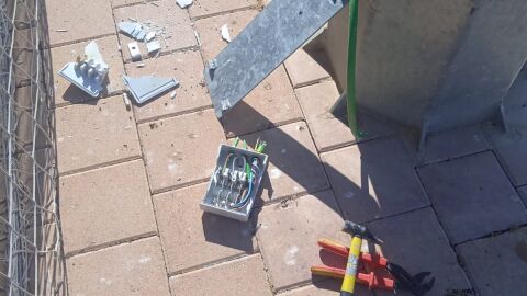 El Ayuntamiento de Orihuela trabaja contra reloj para restablecer la iluminaci&oacute;n del polideportivo de La Murada tras el robo de cableado 