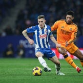 Imagen de archivo de Pol Lozano junto a Bellingham, en un RCD Espanyol - Real Madrid.