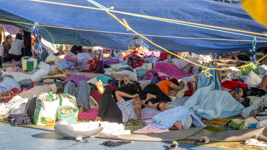 Varios inmigrantes acampados en la playa del Trampol&iacute;n/ Marcos Moreno / Europa Press