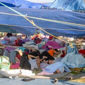 Varios inmigrantes acampados en la playa del Trampolín/ Marcos Moreno / Europa Press