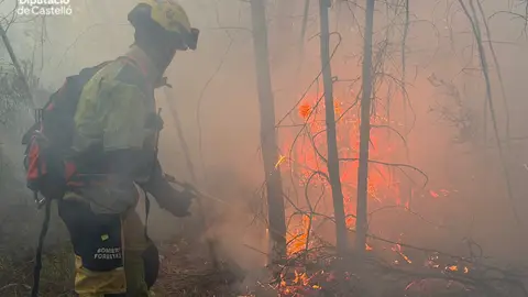 El incendio de Segorbe mantiene el dispositivo de emergencia tras una jornada marcada por nueve fuegos provocados por rayos El incendio de Segorbe mantiene el dispositivo de emergencia tras una jornada marcada por nueve fuegos provocados por rayos