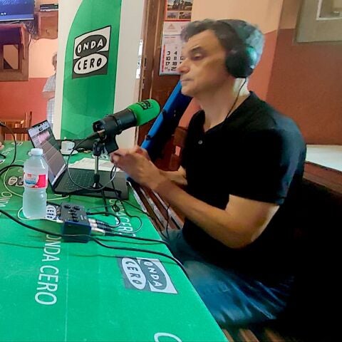 El Alcalde de Piloña, Iván Allende, y el edil de Medio Rural, Armando Gutiérrez, durante el programa