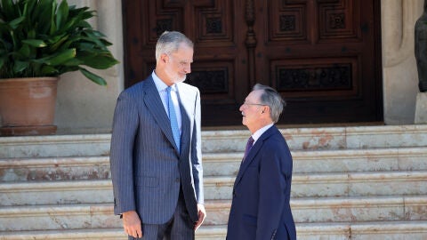 El Rey VI junto a Juan Jesús Vivas Lara, presidente de la Ciudad Autónoma de Ceuta, en el Palacio de Marivent, a 6 de agosto de 2026, en Palma de Mallorca (Islas Baleares, España)