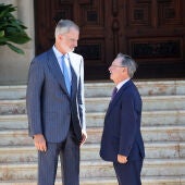 El Rey VI junto a Juan Jesús Vivas Lara, presidente de la Ciudad Autónoma de Ceuta, en el Palacio de Marivent, a 6 de agosto de 2026, en Palma de Mallorca (Islas Baleares, España)