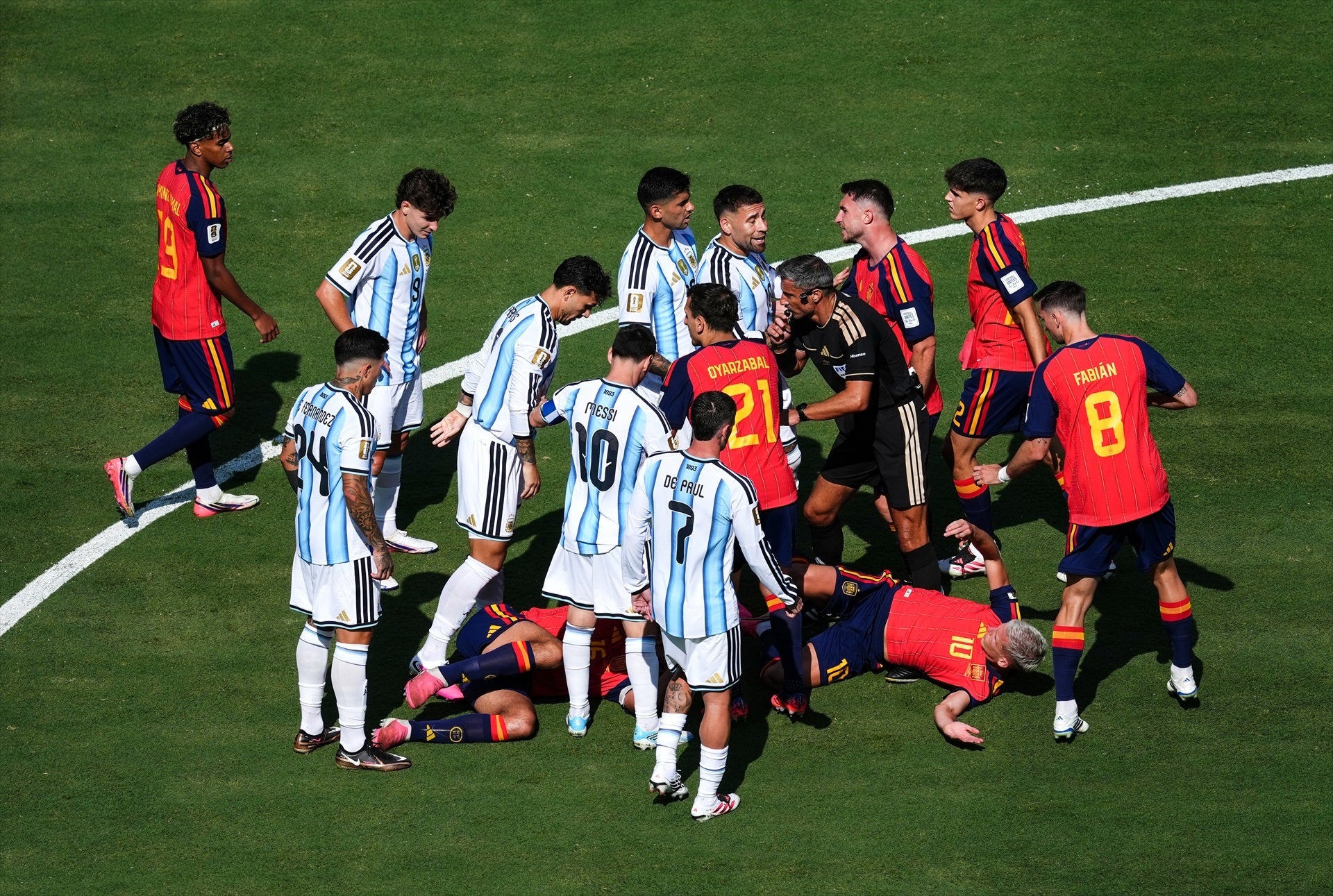 Mano dura de la FIFA tras los incidentes de la final del Mundial: castigo de diez partidos a Paredes y uno a Gavi Mano dura de la FIFA tras los incidentes de la final del Mundial: castigo de diez partidos a Paredes y uno a Gavi
