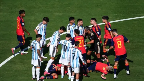 Jugadores de España y Argentina se enzarzan durante la final del Mundial de la FIFA de 2026 Jugadores de España y Argentina se enzarzan durante la final del Mundial de la FIFA de 2026