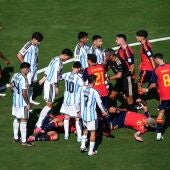 Jugadores de España y Argentina se enzarzan durante la final del Mundial de la FIFA de 2026