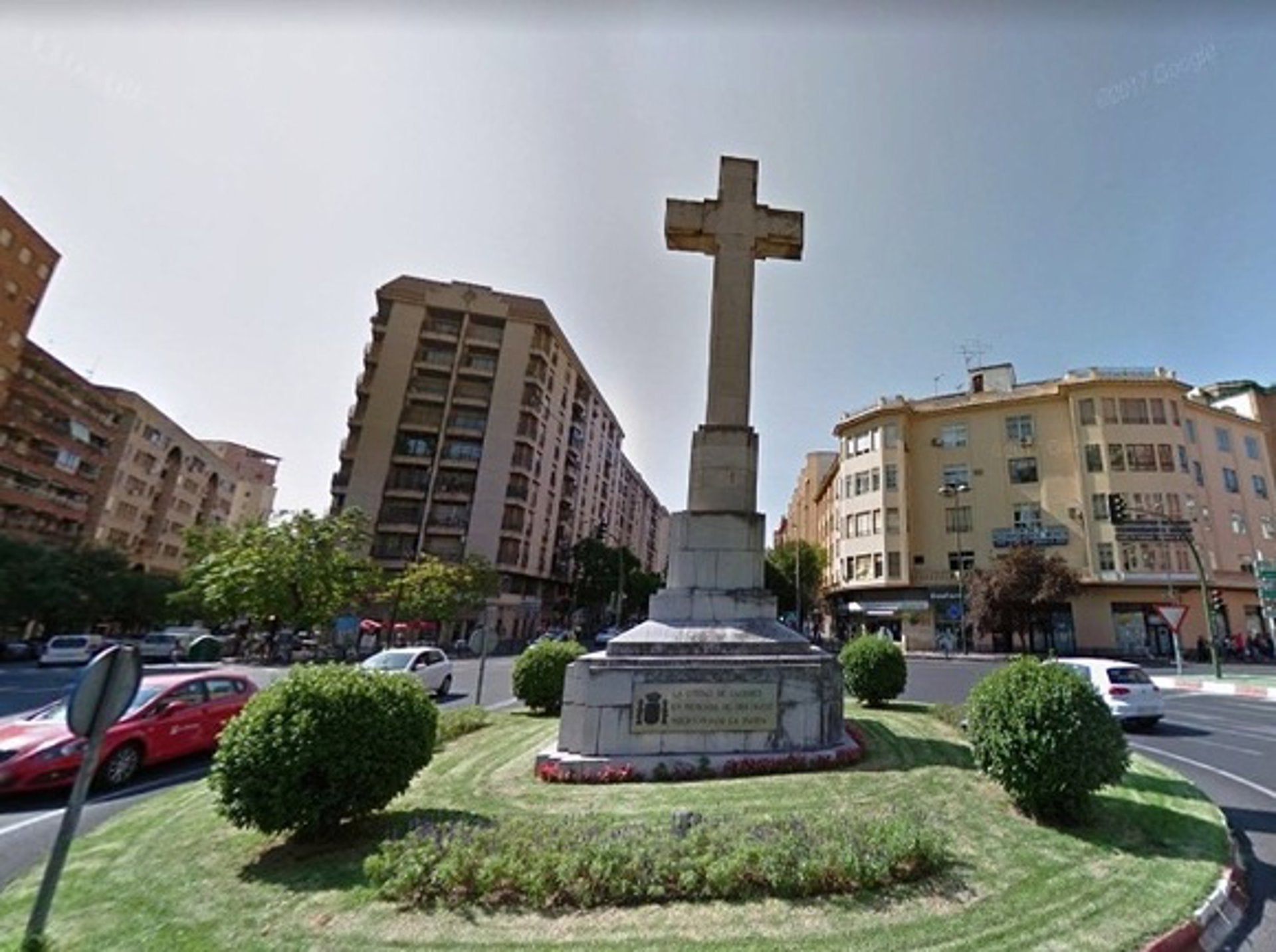 Varias asociaciones memorialistas de Extremadura recogen firmas para exigir la retirada de la Cruz de Cáceres Varias asociaciones memorialistas de Extremadura recogen firmas para exigir la retirada de la Cruz de Cáceres