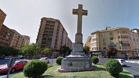 Varias asociaciones memorialistas de Extremadura recogen firmas para exigir la retirada de la Cruz de C&aacute;ceres