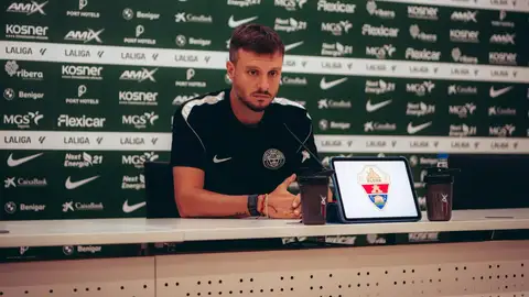 Martín Anselmi, técnico del Elche, en una rueda de prensa. Martín Anselmi, técnico del Elche, en una rueda de prensa.