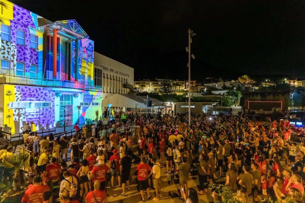 Más de 1.000 festeros participan en la tradicional “arreplegà de barraques» que marca el inicio de las Fiestas Patronales de Finestrat Más de 1.000 festeros participan en la tradicional “arreplegà de barraques» que marca el inicio de las Fiestas Patronales de Finestrat