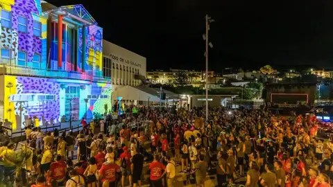 Más de 1.000 festeros participan en la tradicional “arreplegà de barraques» que marca el inicio de las Fiestas Patronales de Finestrat Más de 1.000 festeros participan en la tradicional “arreplegà de barraques» que marca el inicio de las Fiestas Patronales de Finestrat