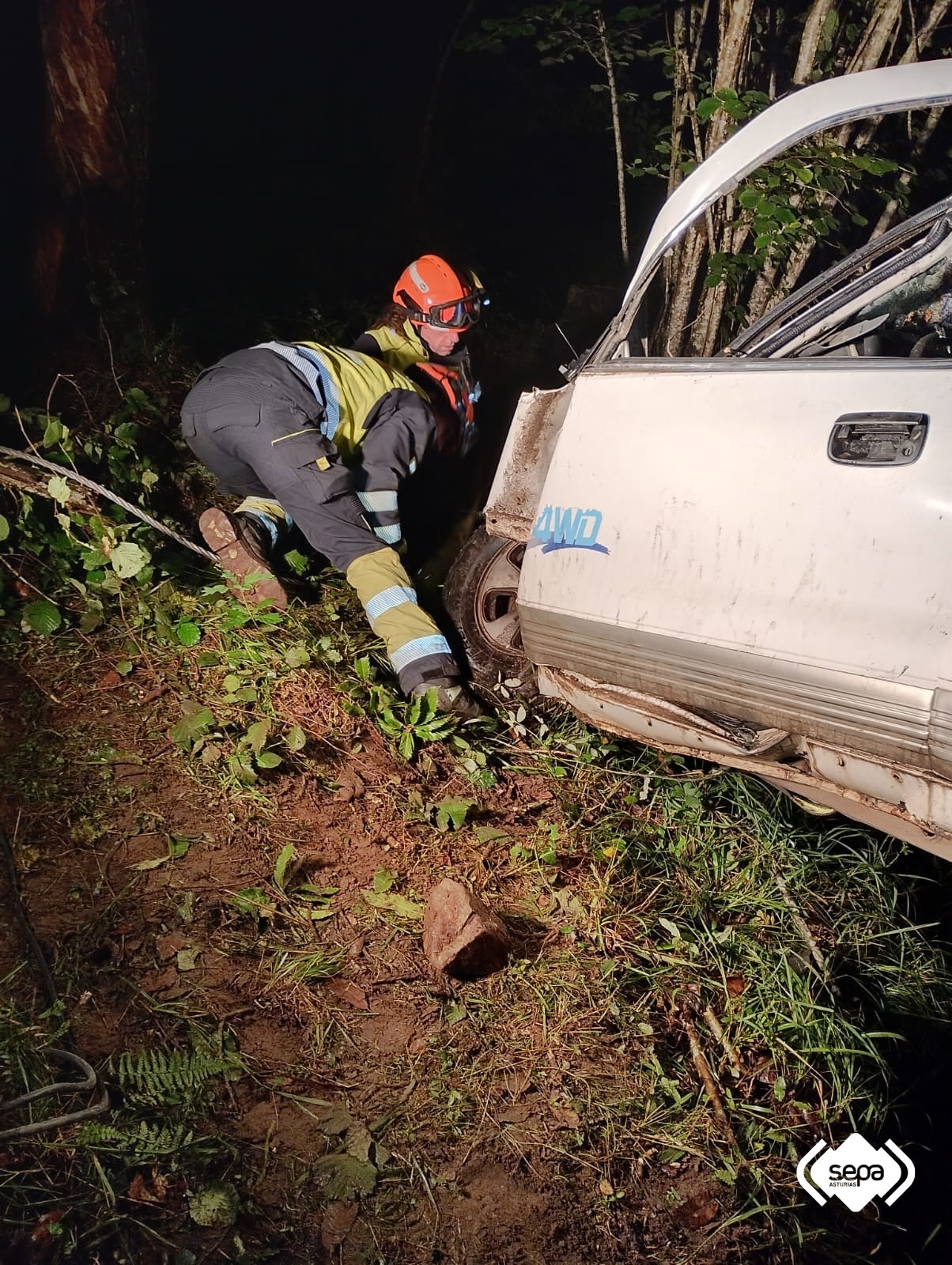 Muere un hombre de 85 años tras salirse de la carretera con su coche en Cangas de Onís y caer por un desnivel Muere un hombre de 85 años tras salirse de la carretera con su coche en Cangas de Onís y caer por un desnivel