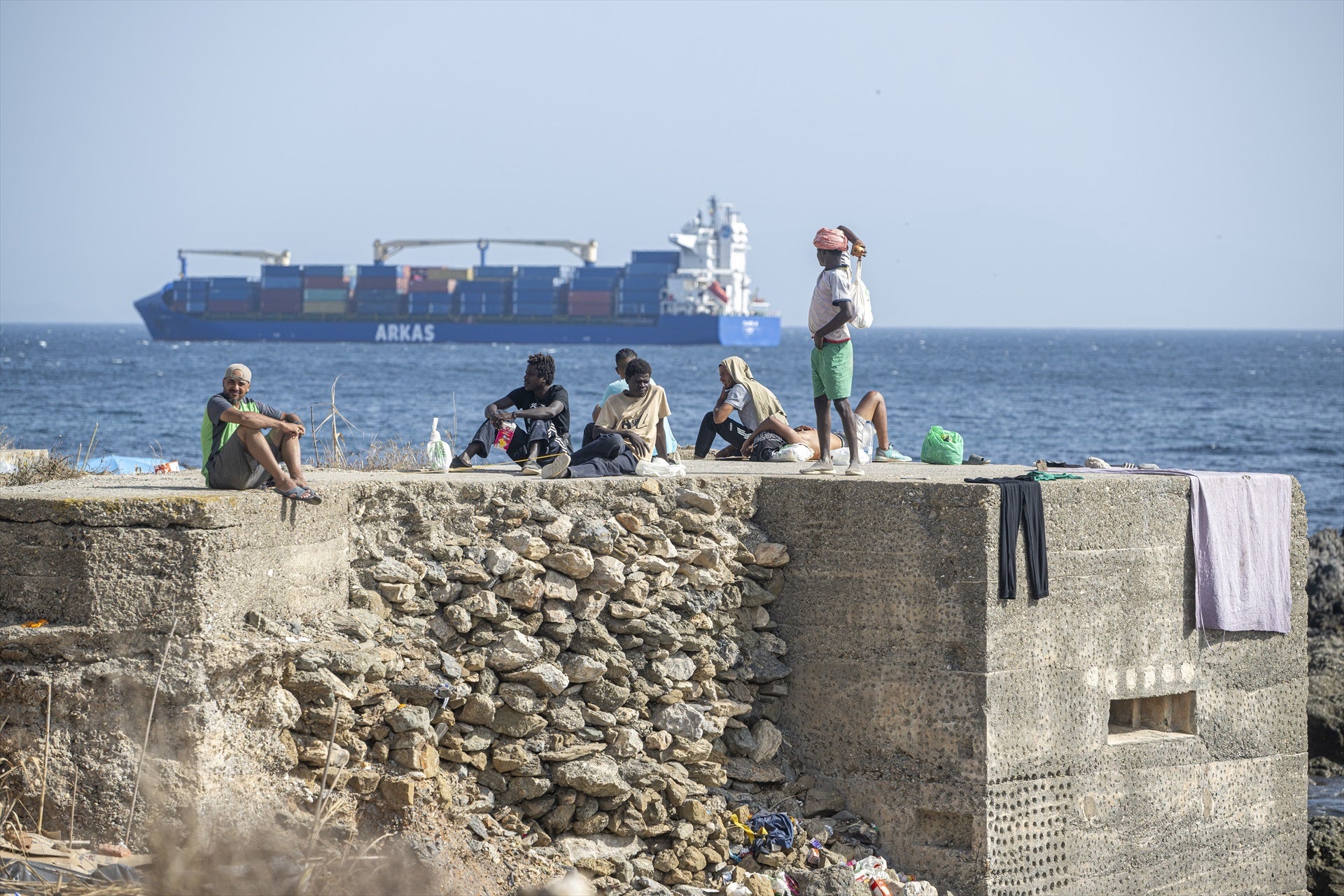 Inmigrantes acampados en la playa del Trampolín en Ceuta Inmigrantes acampados en la playa del Trampolín en Ceuta