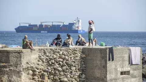 Inmigrantes acampados en la playa del Trampolín en Ceuta Inmigrantes acampados en la playa del Trampolín en Ceuta