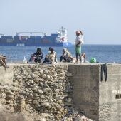 Inmigrantes acampados en la playa del Trampolín en Ceuta