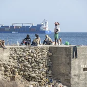 Inmigrantes acampados en la playa del Trampolín en Ceuta Inmigrantes acampados en la playa del Trampolín en Ceuta