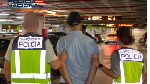 Agentes de la Policía Nacional con el ciudadano francés detenido en el Aeropuert ALicante-Elche 'Miguel Hernández'. Agentes de la Policía Nacional con el ciudadano francés detenido en el Aeropuert ALicante-Elche 'Miguel Hernández'.