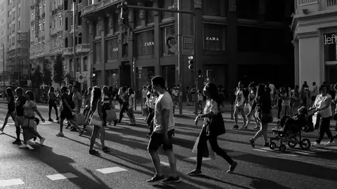 Personas caminando por la calle en Madrid, España. Personas caminando por la calle en Madrid, España.